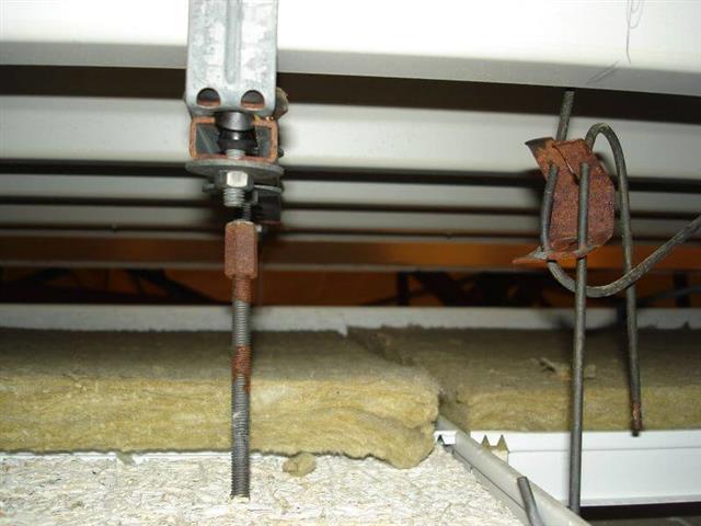 Roest ophanging luchtkanaal onder het plafond